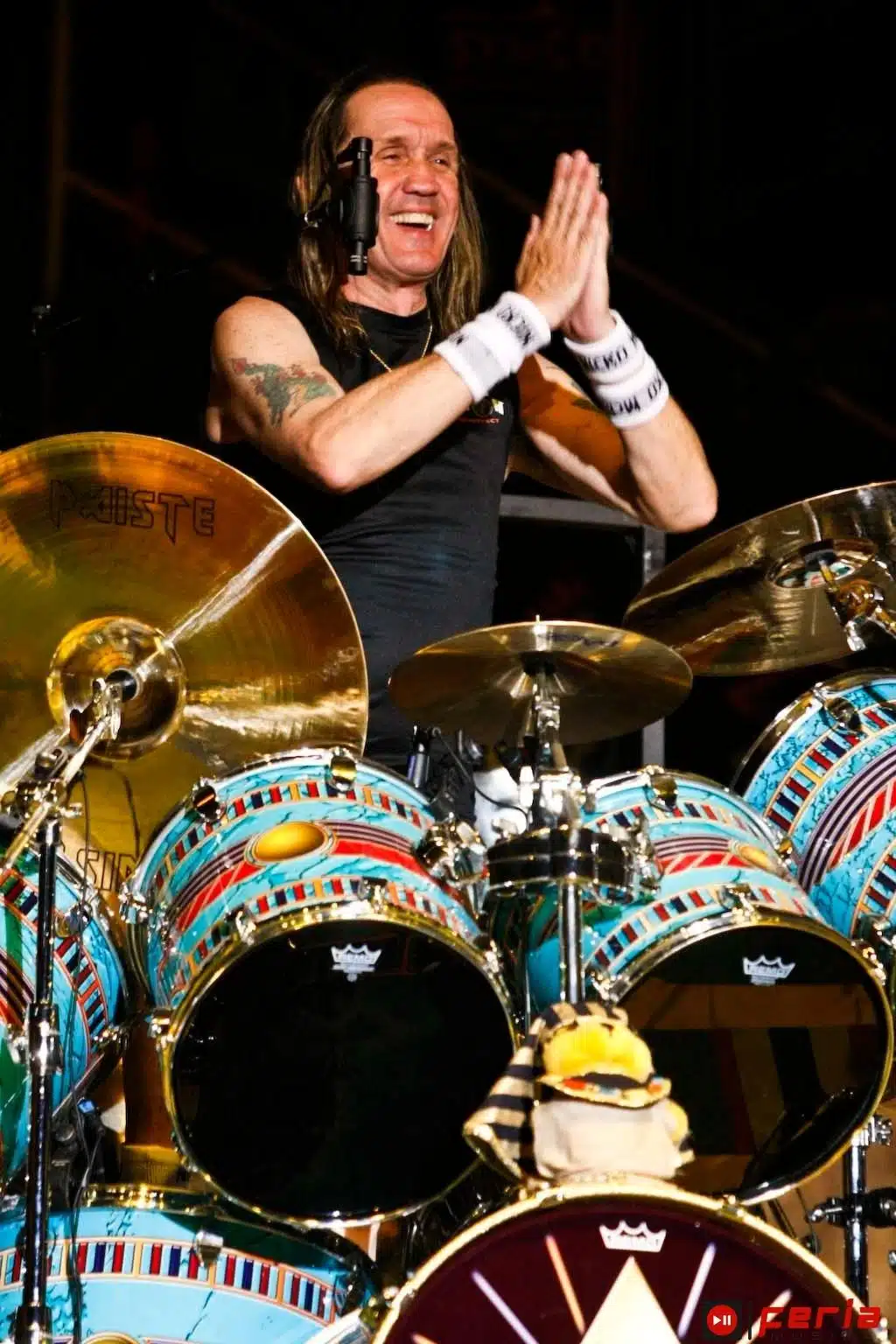 Nicko McBrain applaudissant son public