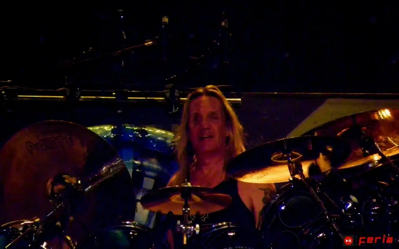 Nicko McBrain à la batterie meilleur batteurs monde