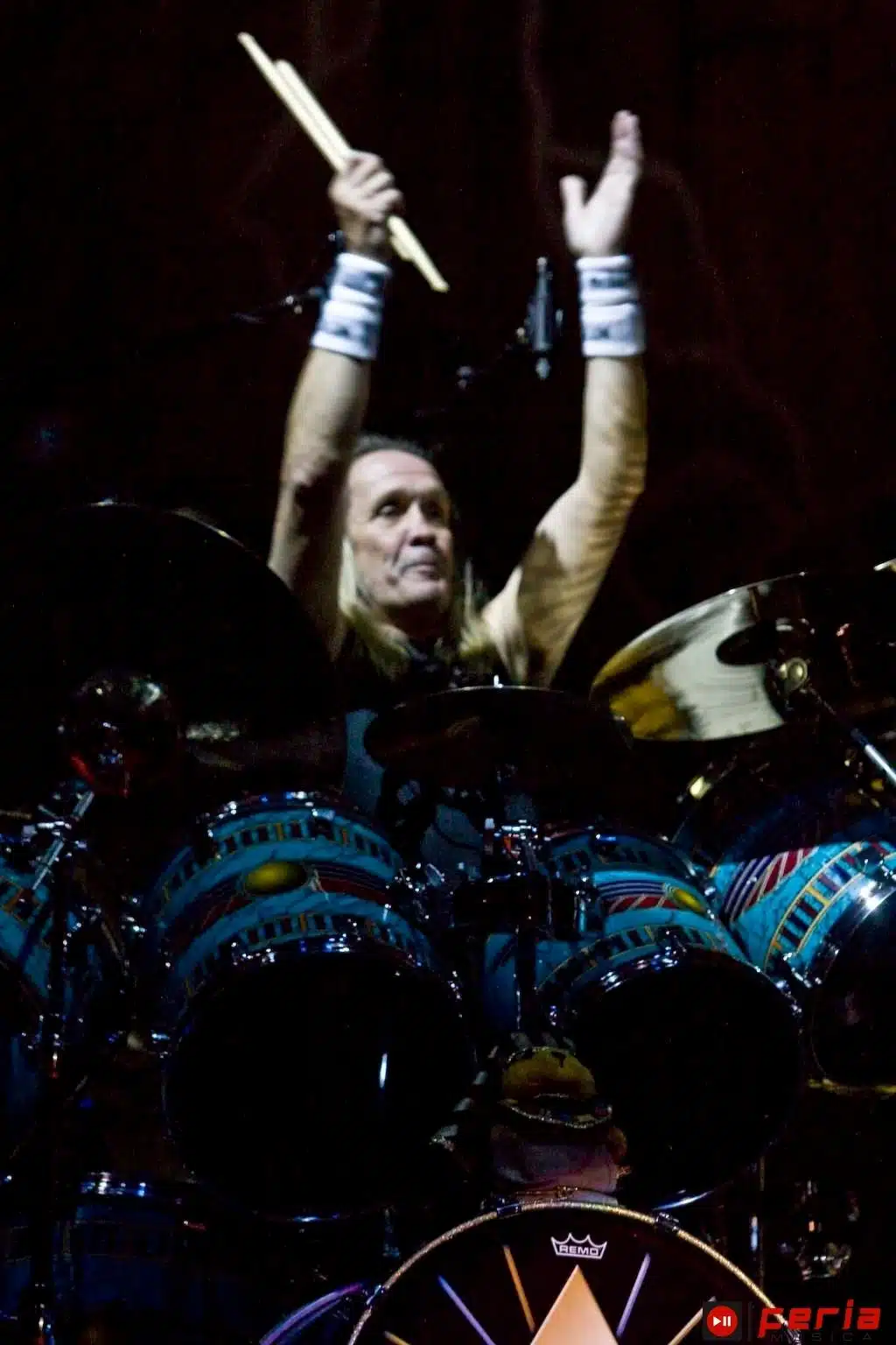 Nicko McBrain derrière sa batterie