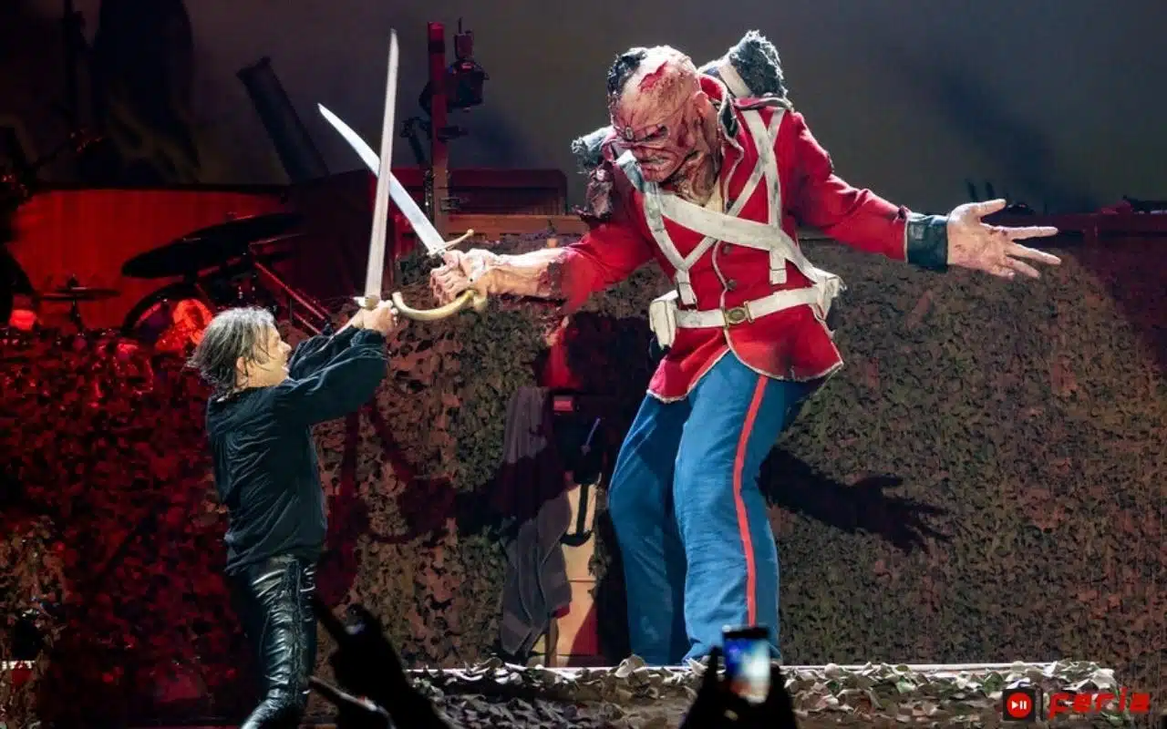 Nicko McBrain se battant à l'épée Iron Maiden