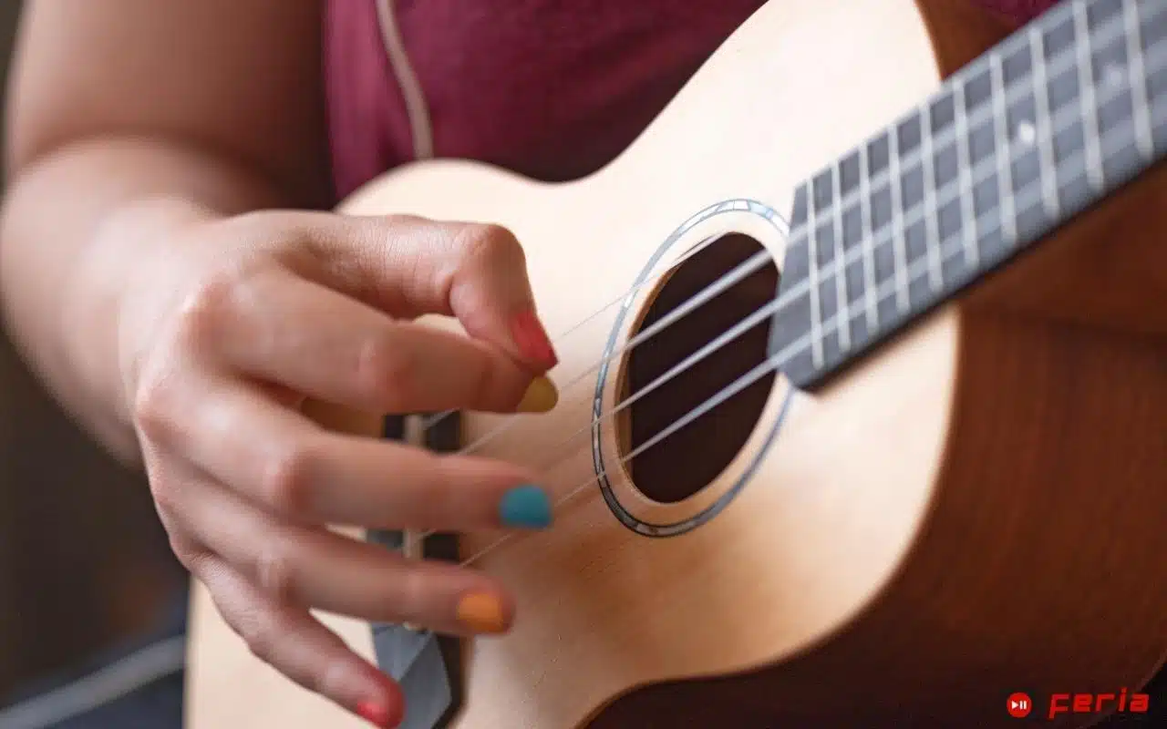 joueur ukulélé pratiquant le finger picking