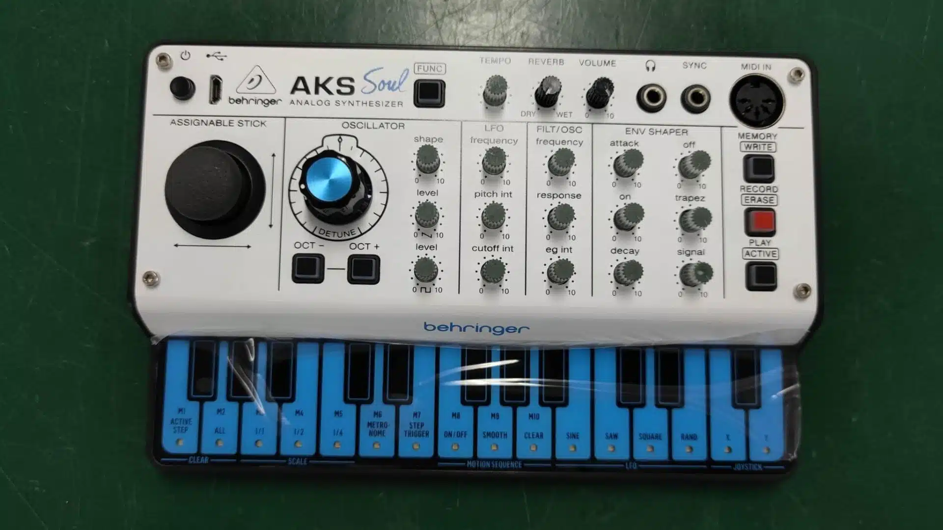 Behringer synthétiseur AKS Mini Soul
