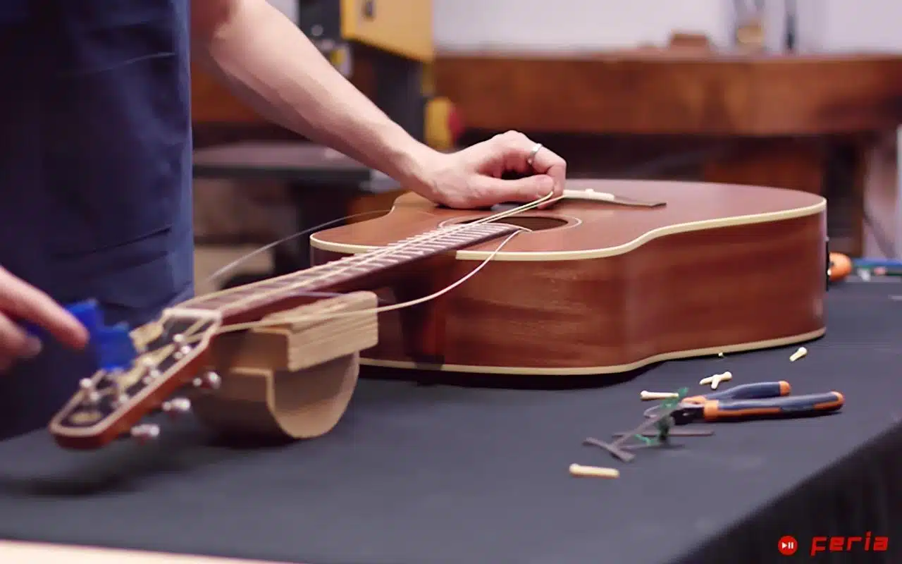 changer les cordes de sa guitare folk