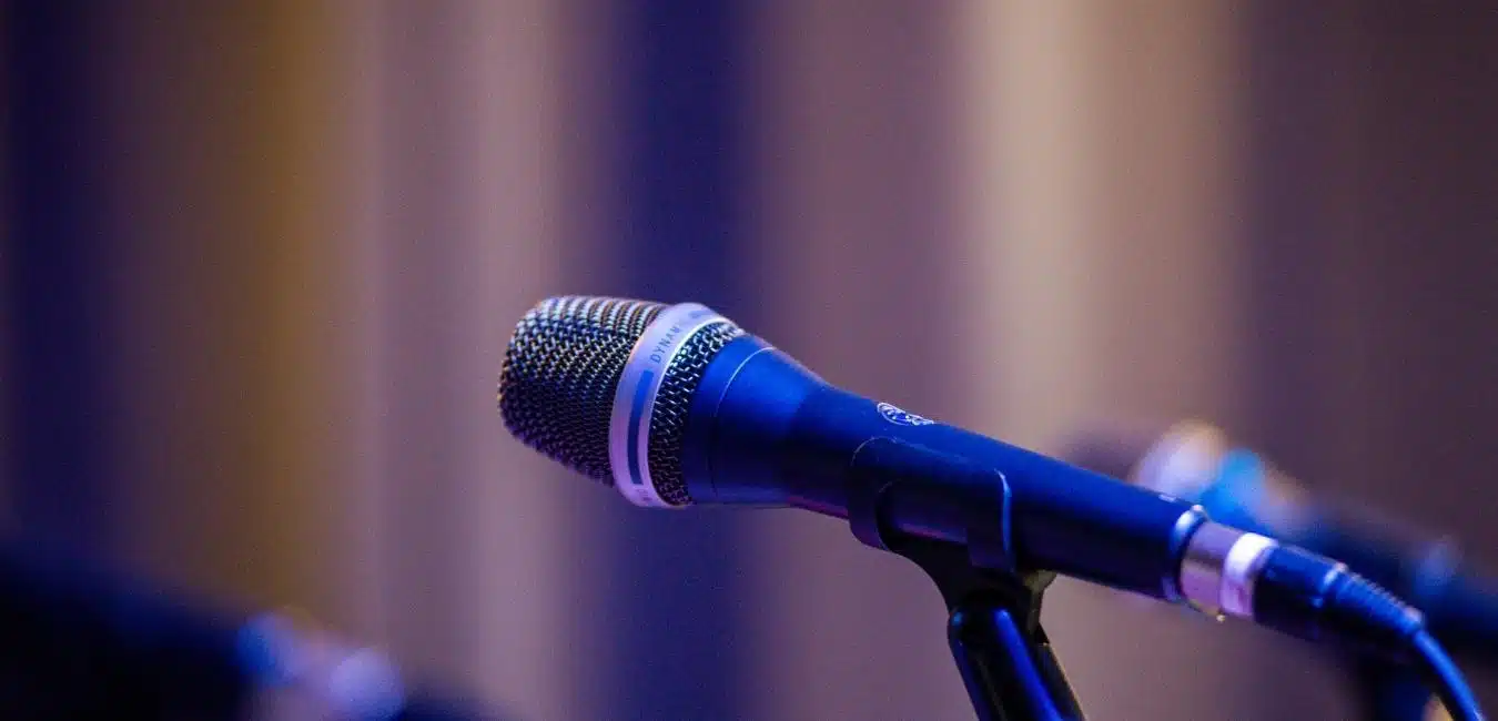 microphoen podium pour conférence