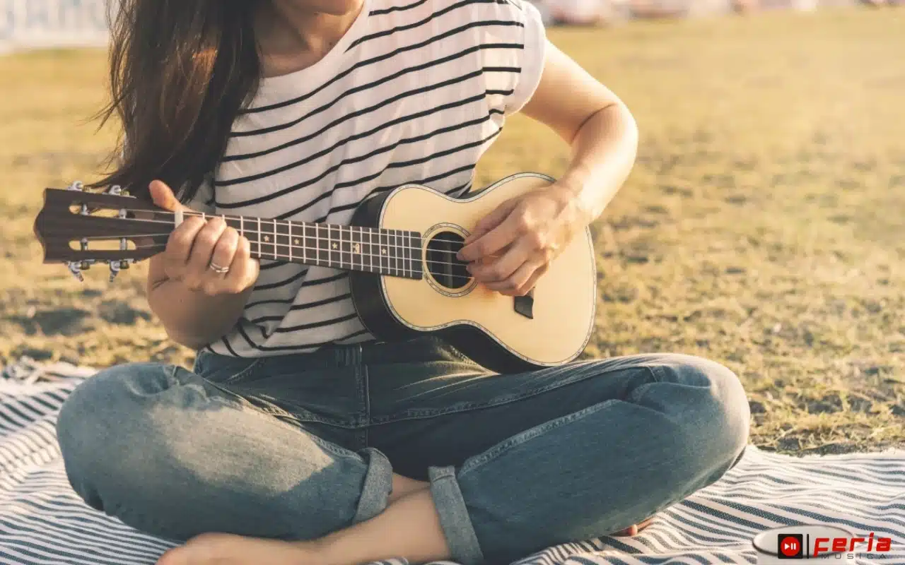 ¿Cómo aprender a tocar el Ukelele? Una guía para principiantes 3 Como sujetar el ukelele correctamente