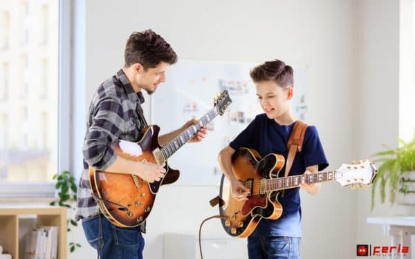 Aprende a tocar guitarra eléctrica como un profesional | Feria Musica