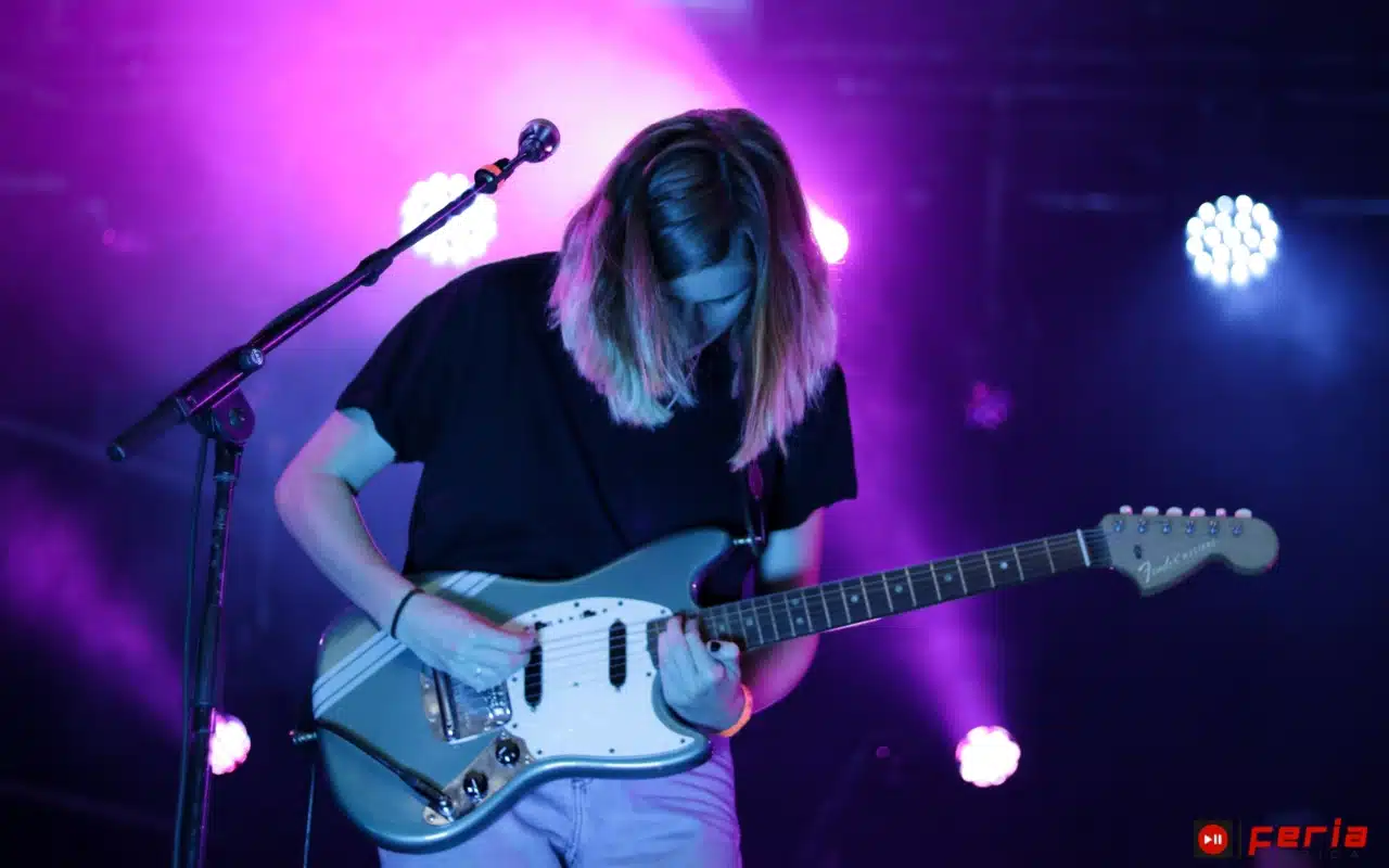 Descubre cómo funciona una guitarra eléctrica: Los secretos detrás de su sonido 2 Amplificación y procesamiento del sonido