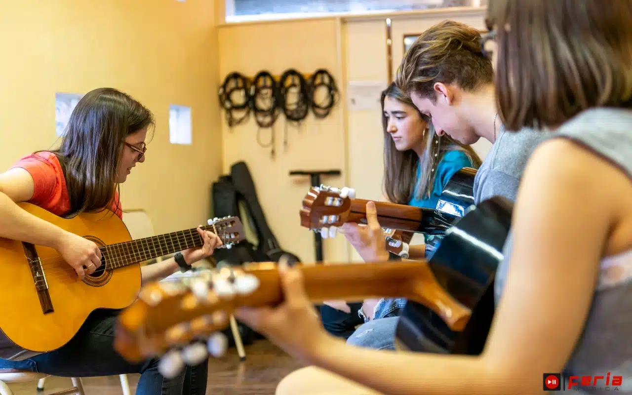 Aprende a tocar la guitarra de la mano de expertos y aficionados