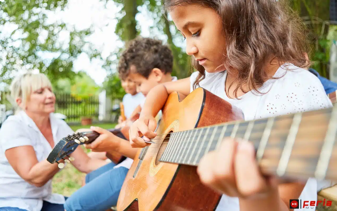 Aprende a tocar la guitarra de la mano de expertos y aficionados 3 Aprende de la comunidad y comparte tus logros
