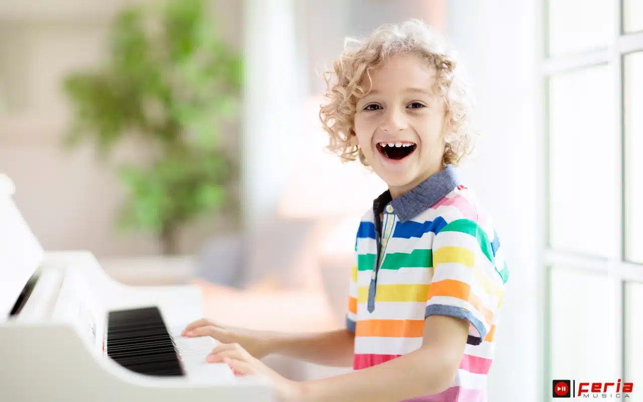 Cómo empezar a enseñar a tocar el piano a los niños