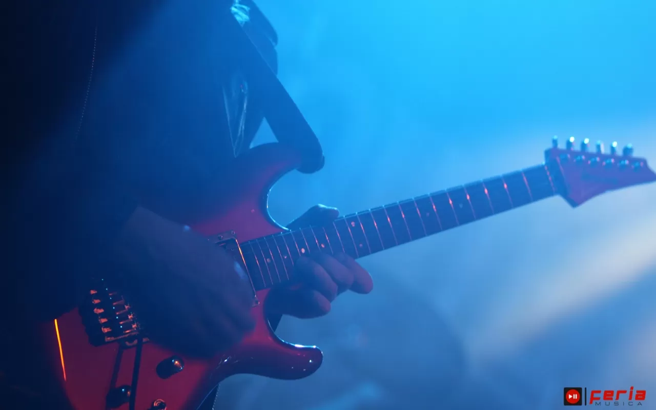 Descubre el fascinante mundo de la gente tocando la guitarra