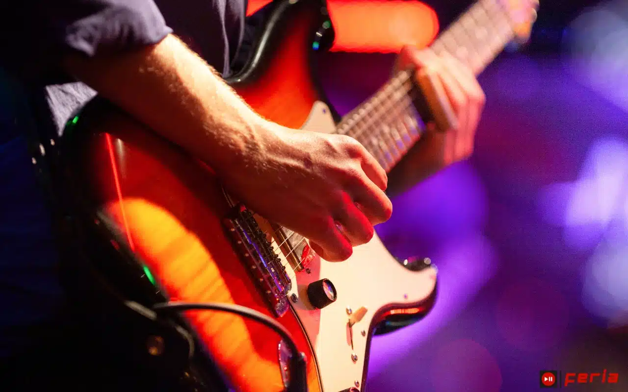 Descubre el arte de los armónicos en la guitarra eléctrica: consejos, técnicas y más