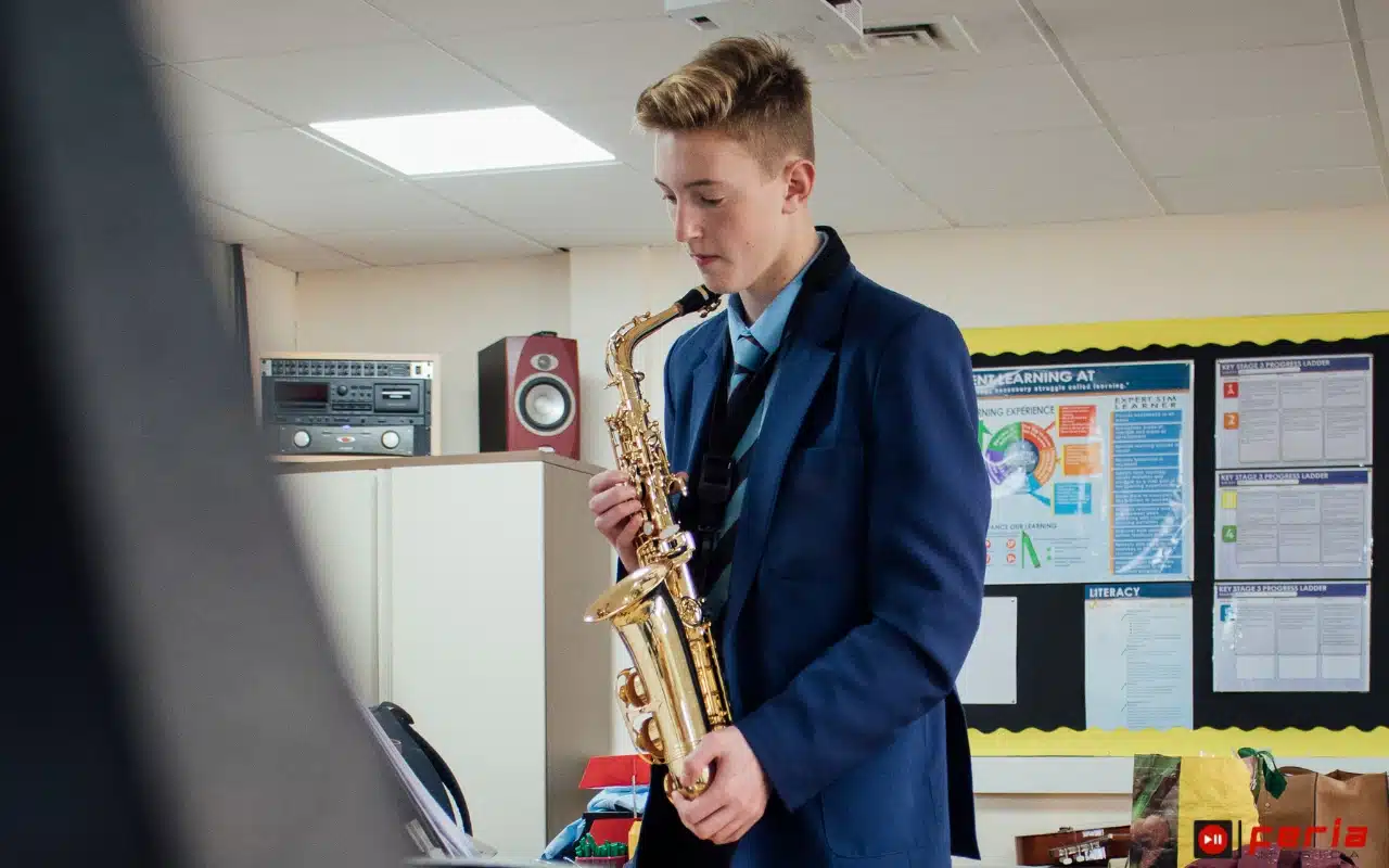 Aprende a tocar el saxofón: consejos y técnicas esenciales 3 Práctica constante