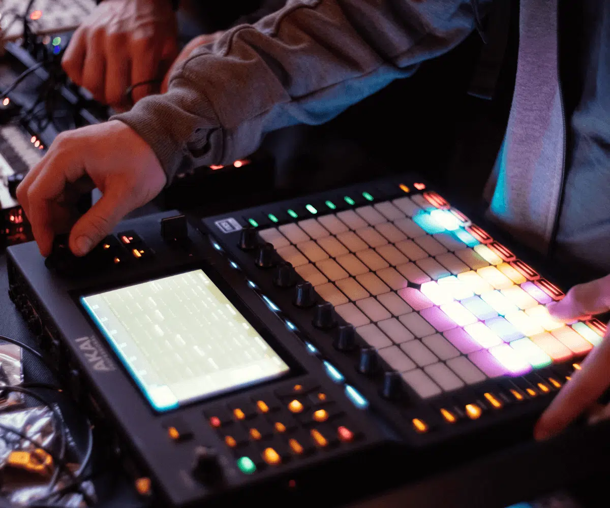 Un musicien effectue des réglages sur le tout nouveau contrôleur de la marque AKAI