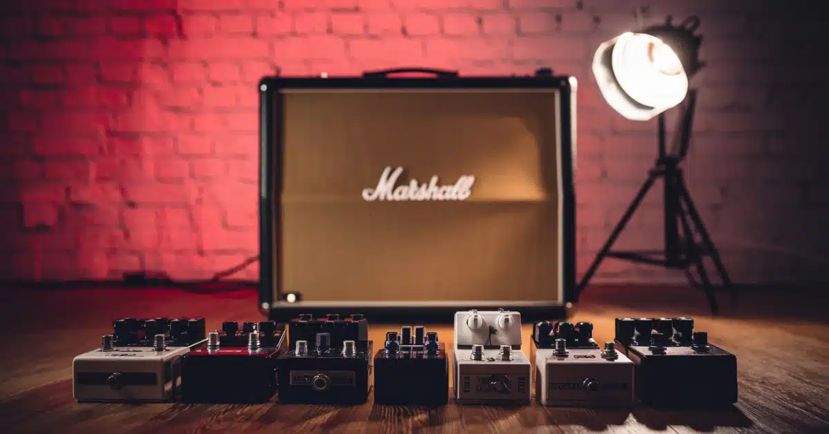 Illustration musicale – Pédales de boost et overdrive devant un Marshall