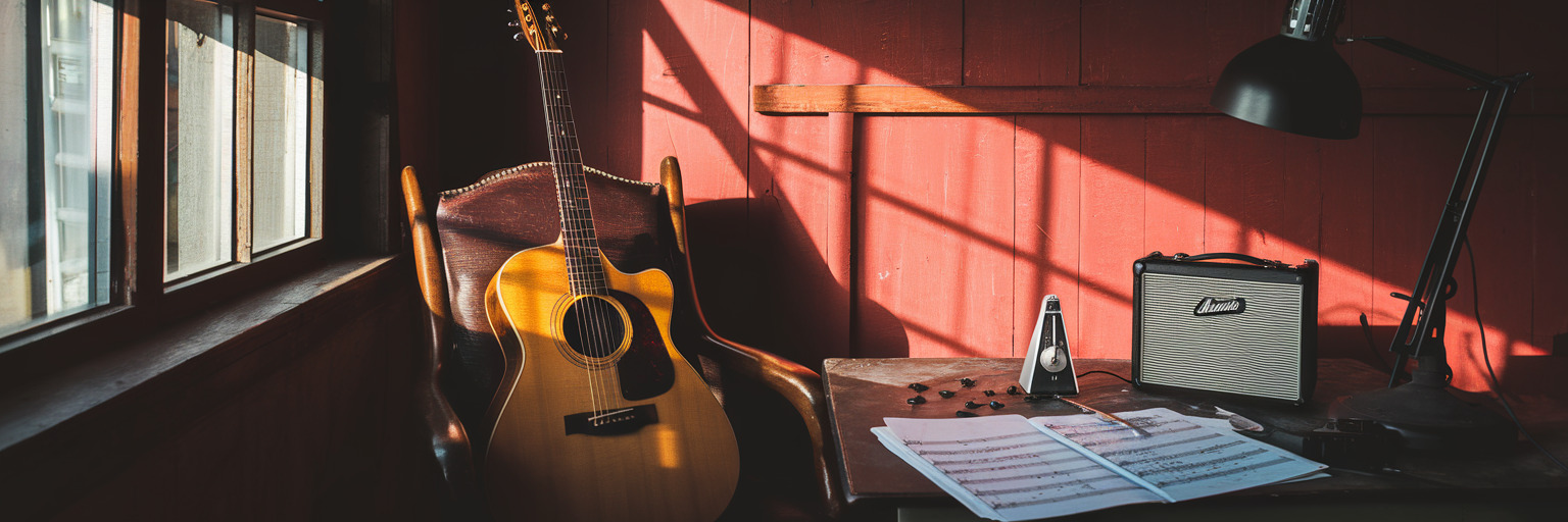 Illustration musicale – Comment choisir entre acoustique et électrique selon son