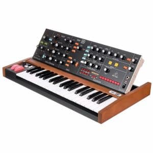 Behringer Poly D, sintetizador analógico de cuatro voces