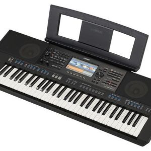 Teclado arranger Yamaha PSR-SX920 de 61 teclas con pantalla a color sobre fondo blanco